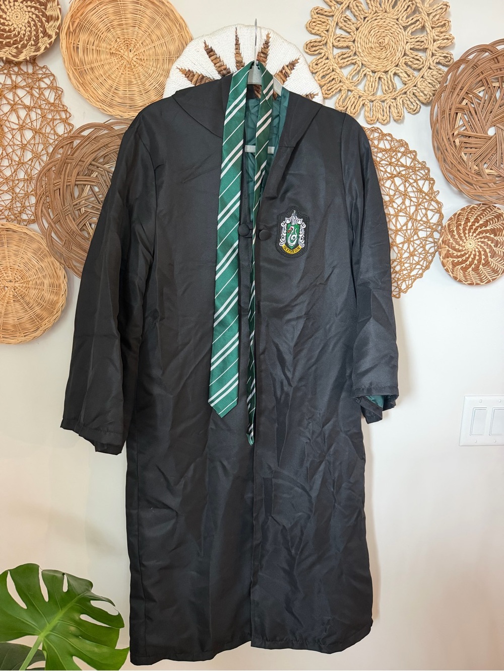Harry Potter Slytheryn Wizard Robe with Green Crest and Tie - Unbranded